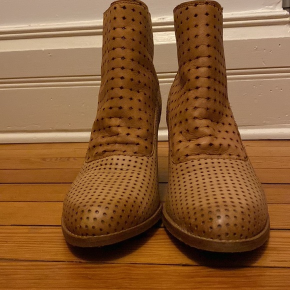 Perforated tan leather ankle boots wood heel - Picture 2 of 8
